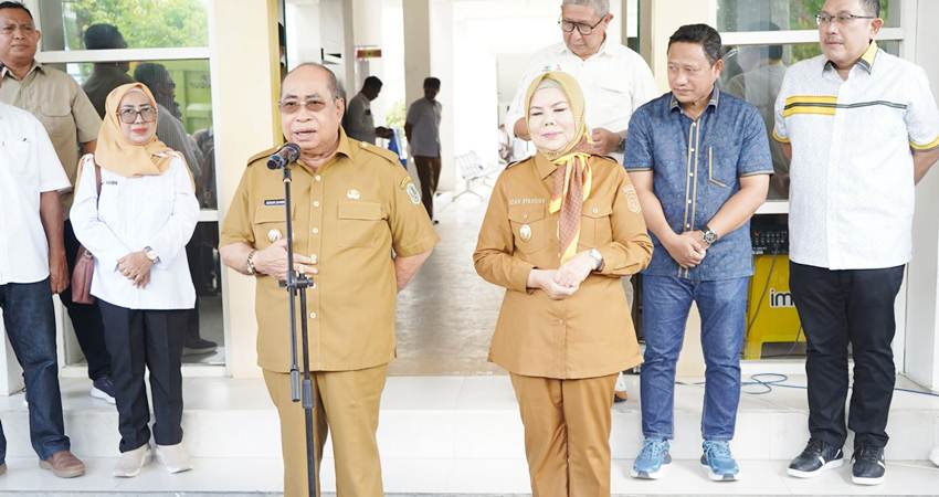 Wagub Gorontalo, Idah Syahidah Rusli Habibie dan Wali Kota Gorontalo, Adhan Dambea pada kegiatan penyerahan bantuan satu unit truk mobil sampah, Selasa (2/9/2025). (Foto: Prokopim)