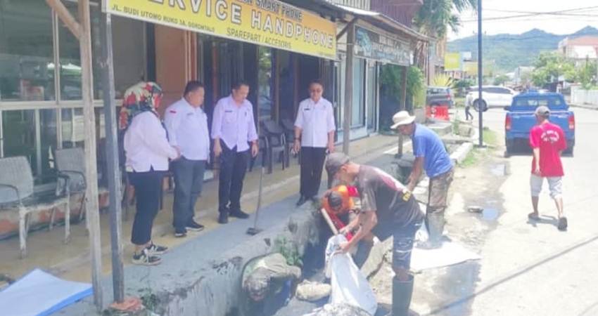 Pembersihan sedimen di drainase yang ada di Jalan Budi Utomo.