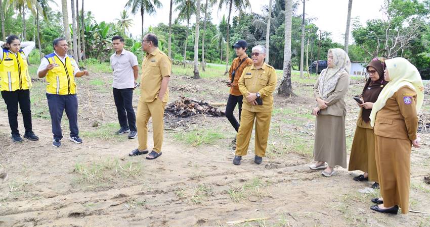 Peninjauan calon lokasi lahan untuk pembangunan Sekolah Rakyat,Desa Mulyonegoro, Kecamatan Pulubala, Kabupaten Gorontalo, Senin (15/9). (Foto : Mila/diskominfotik)
