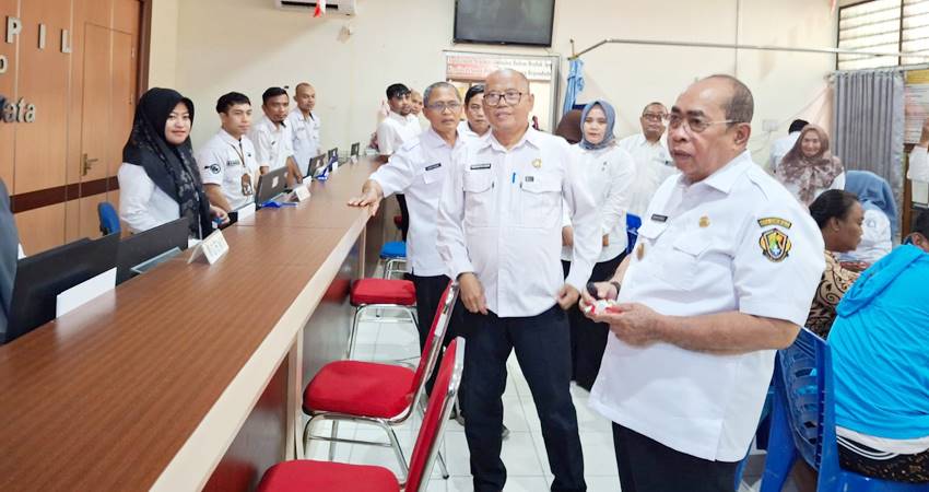 Wali Kota Gorontalo, Adhan Dambea saat melakukan Sidak di Dinas Dukcapil, Rabu (10/9/2025). (Foto: GORONTALO POST)