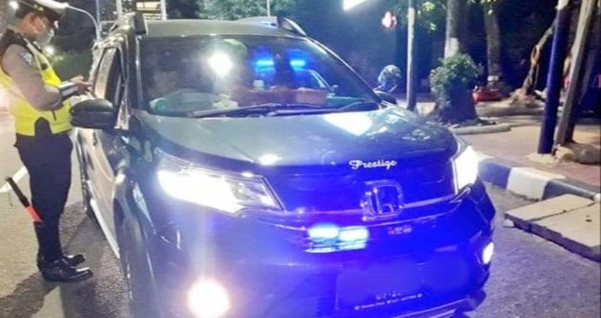 Salah satu mobil pribadi yang ditilang setelah ditemukan menggunakan lampu strobo saat beroperasi di jalan raya.