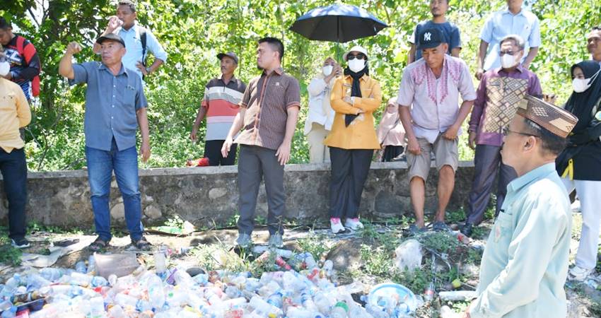Kadis Lingkungan Hidup, Thamrin Siradjudin dan Aleg Windra Lagarusu bersama masyarakat saat meninjau langsung kondisi TPA Molantadu, pekan kemarin.
