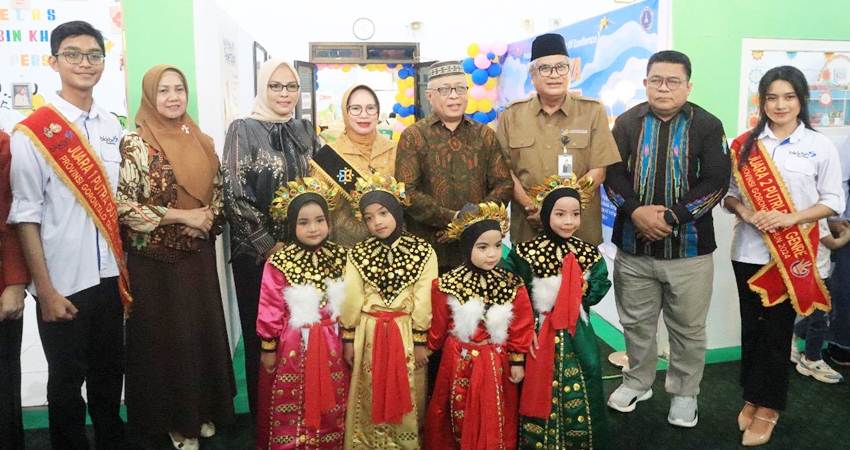 LAUNCHING. Bupati Gorontalo Sofyan Puhi bersama Sekda Kabgor Sugondo Makmur didampingi Ketua TP PKK Maryam Pago Puhi dan ketua Dharma Wanita saat melaunching progra,m CEO Tamasya