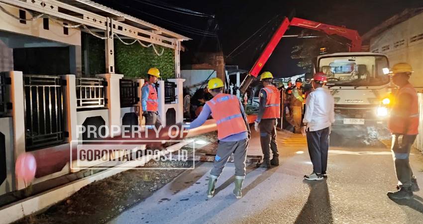 Sejumlah petugas PLN melakukan perbaikan tiang listrik yang nyaris roboh di rumah warga. Senin (15/9). Foto : Natharahman/ Gorontalo Post.