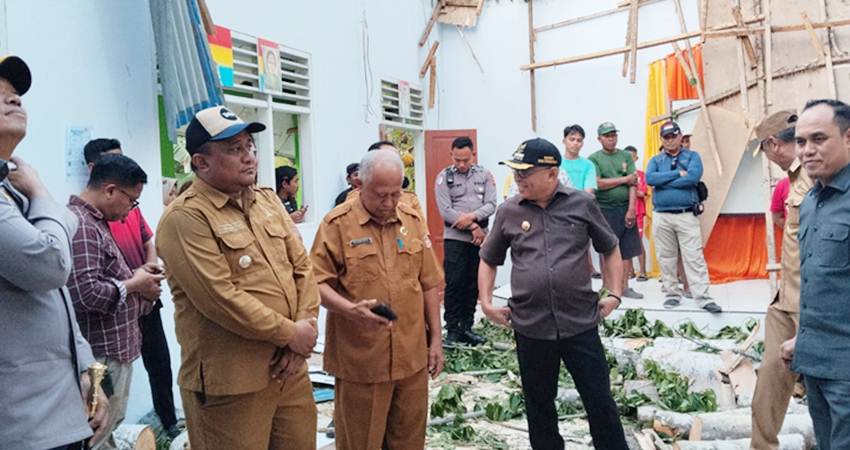 TINJAU. Bupati Gorontalo Sofyan Puhi didampingi Kapolres Gorontalo dan Ketua DPRD Kabupaten Gorontalo melihat kondisi sekolah yang rusak tertimpa pohon