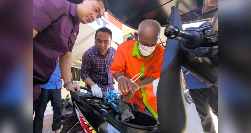 Pelaku memperagakan aksi pencurian motor hingga berhasil membawa motor korban, Kamis (11/9). (Foto: Natharahman/ Gorontalo Post)
