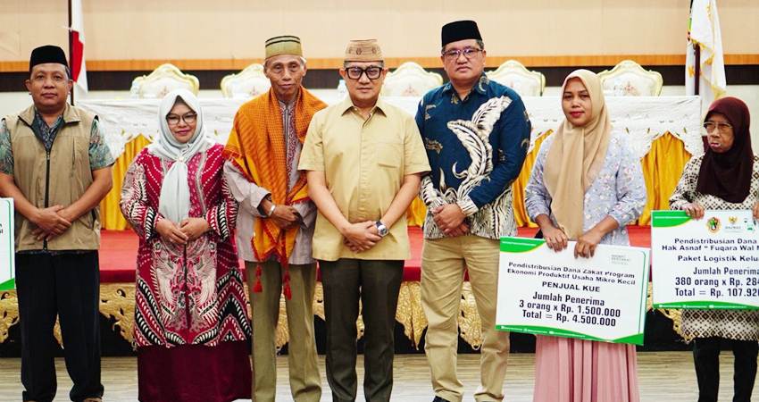 Wakil Wali Kota Gorontalo, Indra Gobel dan Ketua BAZNAS Kota Gorontalo, Husain Rauf ketika melakukan foto bersama dengan penerima bantuan ekonomi produktif. (Foto: Prokopim)