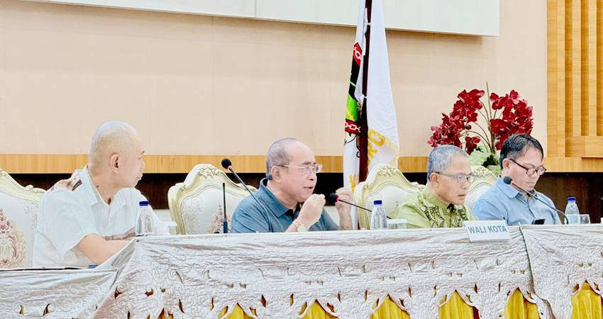 Wali Kota Gorontalo, Adhan Dambea didampingi Sekda Kota Gorontalo, Ismail Madjid, Plt Asisten I Setda Kota Gorontalo, Iskandar Moerad dan Kepala Dikes, Mohammad Kasim ketika membina para ASN dan TPKD di lingkungan Puskemas, Ahad (21/9/2025). (Foto: Prokopim)