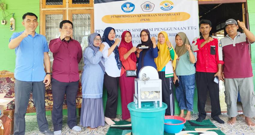 PENGABDIAN MASYARAKAT- Tim pengabdian kepada masyarakat program Vokasi UNG melakukan pemberdayaan kelompok perajin keripik di Desa Sidomukti, Mootilango, Kabupaten Goeontalo. (Foto : : dokumen pribadi)