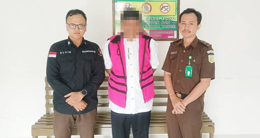 Eks (Mantan) pejabat Dinkes Gorut Yamin Sahmin Lihawa Ketika ditahan Kejari Kabupaten Gorontalo Utara.