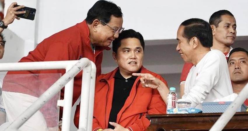 Momen Jokowi berbincang dengan Erick Thohir dan Prabowo Subianto ketika menyaksikan laga FIFA Matchday Indonesia vs Argentina di GBK, Senin, 19 Juni 2023. Ketika itu Erick masih Menteri BUMN dan Prabowo masih Menteri Pertahanan.-Dhemas Reviyanto / Antara Photo-