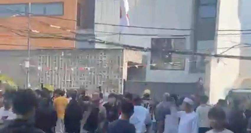 Kerumunan massa memadati sekitar rumah Ahmad Sahroni, Sabtu 30 Agustus 2025.--X