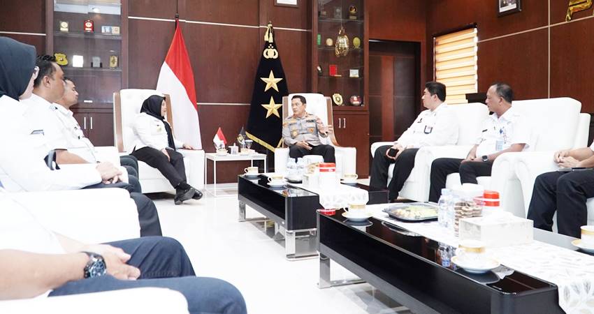 Kapolda Gorontalo Irjen Pol. Drs. Widodo, S.H., M.H. menerima kunjungan audiensi dari Kepala BNNP Gorontalo Brigjen Pol. Sri Bardiyati, S.Sos., M.Si. bersama jajaran, Rabu (24/9/2025).