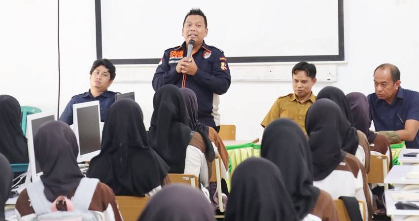 Tim Identifikasi Ditreskrimum Polda Gorontalo melaksanakan kegiatan sosialisasi sekaligus pengambilan sidik jari terhadap pelajar SMK Negeri 1 Suwawa, Kabupaten Bone Bolango, Rabu (10/09/2025).