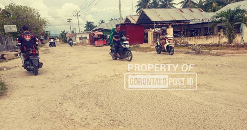 Jalan rusak di Kelurahan Ombulo Kecamatan Limboto Barat, Kabupaten Gorontalo. (foto : Rijalal Khan/Gorontalo Post)
