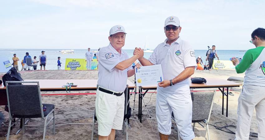 Iptu Dr. I. Brandes,S.Pd.I.,M.Si.,M.M.,CPHR.,CBA.,CPM.,CPS. menerima lisensi bintang internasional, yang diserahkan secara langsung oleh Presiden Kusea.