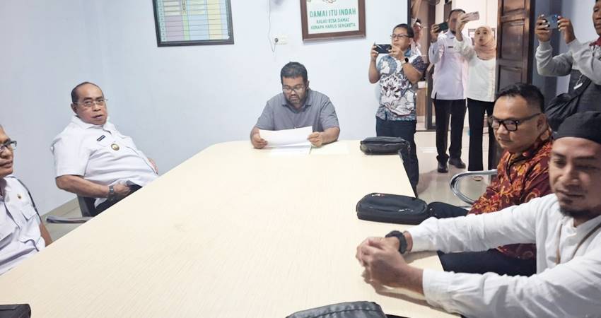 Wali Kota Gorontalo, Adhan Dambea didampingi Sekda Kota Gorontalo, Ismail Madjid ketika menghadiri proses mediasi gugatan yang dilayangkan Pemkot Gorontalo terhadap BSG terkait aset daerah yang saat ini digunakan untuk kantor cabang BSG, Rabu (10/9). (Foto: GORONTALO POST)