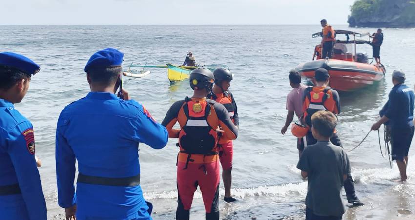Tim Gabungan Basarnas dan Polairud Polda Gorontalo berhasil mengevakuasi satu nelayan yang hilang kontak di perairan Bone Raya.Rabu (27/9). Foto: ISTIMEWA