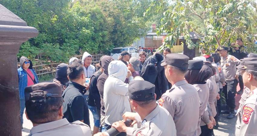 Pelaksanaan simulasi pengamanan aksi demonstrasi yang berlangsung di Polres Bone Bolango.