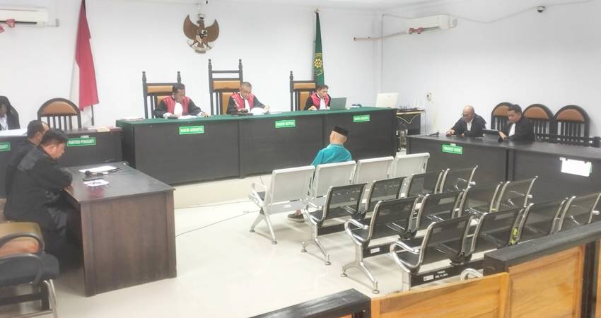 Salah satu terdakwa dugaan korupsi proyek kanal tanggidaa, Kota Gorontalo saat duduk di kursi pesakitan PN Tipikor Gorontalo, Senin (22/9/2025).