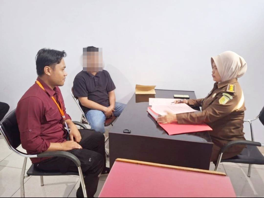 Penyidik Ditreskrimsus Polda Gorontalo saat menyerahkan tersangka dan barang bukti kasus batu hitam Ilegal ke Kejari Gorontalo, Kamis (25/09).