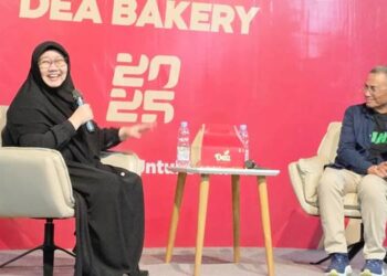 Dahlan Iskan bersama owner Dea Bakery, Mulyani Hadiwijaya, saat acara Disway Malang Business Adventure.--