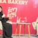 Dahlan Iskan bersama owner Dea Bakery, Mulyani Hadiwijaya, saat acara Disway Malang Business Adventure.--