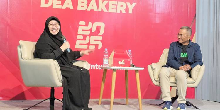 Dahlan Iskan bersama owner Dea Bakery, Mulyani Hadiwijaya, saat acara Disway Malang Business Adventure.--