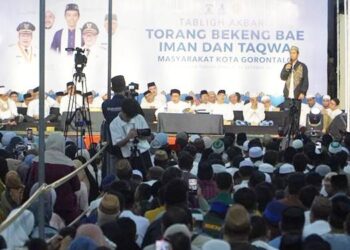 BEKENG BAE - Pendakwah Ustadz Abdul Somad (UAS) di hadapan ribuan jamaah yang memadati lapangan Taruna Remaja Kota Gorontalo, dalam tabligh akbar yang digelar Pemkot Gorontalo, Sabtu (25/10). (foto: fb/ustadabdulsomad)