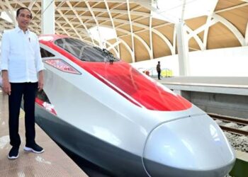 Jokowi dalam sebuah momen foto di depan kereta cepat Whoosh, 19 September 2023.-Setpres-Setpres