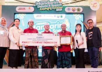 Santri pesantren Al Majidiyah menjadi juara debat tingkat mahasiswa berfoto bersama Annie Womg, direktur keuangan Harian Disway dan perwakilan Bank Mandiri.-FOTO: MOCH SAHIROL-HARIAN DISWAY-