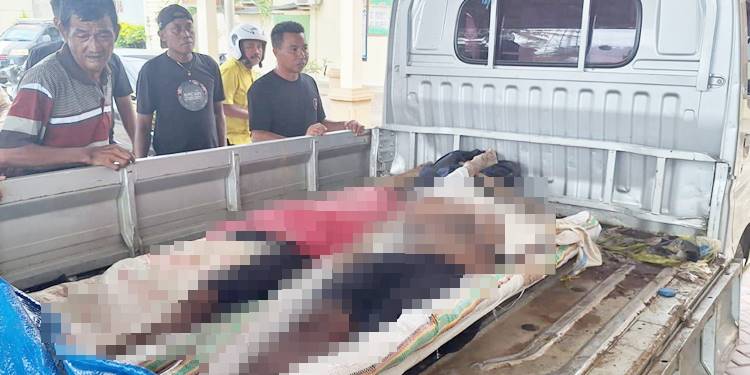 Dua korban tewas dari lokasi Peti Desa Bulangita, dievakuasi menggunakan mobil pikap, Kamis (30/10).