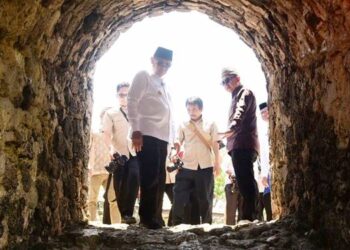 WARISAN BUDAYA- Menteri Kebudayaan Fadli Zon bersama Gubernur Gusnar Ismail saat melihat situs peninggalan budaya Benteng Otanaha, Kota Gorontalo, Rabu (15/10). (foto: haris/diskominfotik)