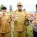 JAGUNG ANDALAN - Gubernur Gorontalo Gusnar Ismail bersama Bupati Gorontalo dan Forkopimda melakukan panen raya jagung di Kabupaten Gorontalo belum lama ini. Jagung masih menjadi andalan pertanian Gorontalo. (foto : dok/diskominfotik)