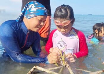 Proses penanaman bibit terumbu karang pada media transplantasi dengan menggunakan metode Spider reef di Pantai Botutonuo, Bersama Siswa SD Brillikids Leadership Elementery School, Selasa 21 Oktober 2025. (foto: dok/BrillikidsElementery School)