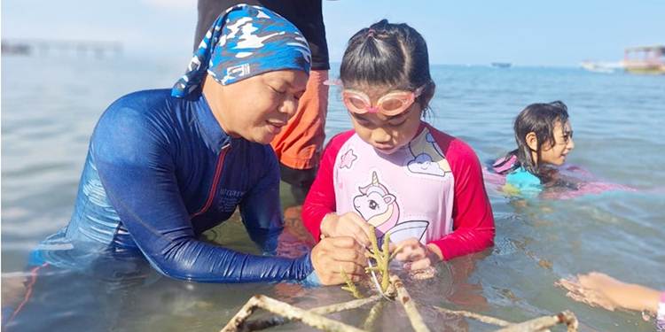 Proses penanaman bibit terumbu karang pada media transplantasi dengan menggunakan metode Spider reef di Pantai Botutonuo, Bersama Siswa SD Brillikids Leadership Elementery School, Selasa 21 Oktober 2025. (foto: dok/BrillikidsElementery School)