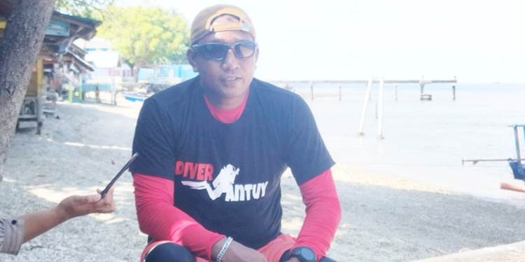 Alinton Pisuna Ketua Kompak Barrier Reef Botutonuo, pemenang pengharggan local hero dari Kementerian Lingkungan Hidup dan Kehutanan karena berupaya dan menjaga transplantasi karang di Botutonuo. (foto: istimewa)