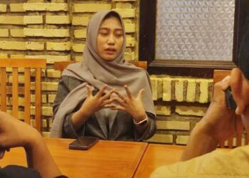Klarifikasi Aleg Kabupaten Gorontalo Utara dari Fraksi Nasdem, Dheninda Chaerunnisa, kepada awak media, Selasa (14/10). (Foto: Natharahman/ Gorontalo Post)