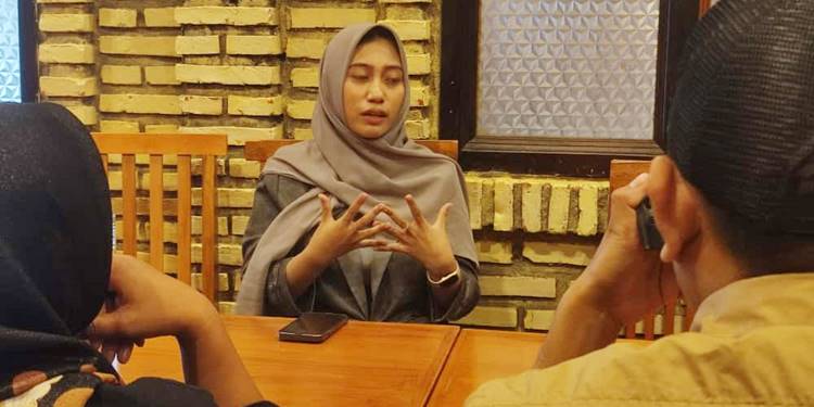 Klarifikasi Aleg Kabupaten Gorontalo Utara dari Fraksi Nasdem, Dheninda Chaerunnisa, kepada awak media, Selasa (14/10). (Foto: Natharahman/ Gorontalo Post)