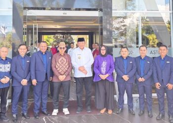 Manajemen Aston Gorontalo bersama Menteri Kebudayaan RI, Fadli Zon, dan Gubernur Gorontalo Gusnar Ismail, baru-baru ini. (foto: dok/aston gorontalo)