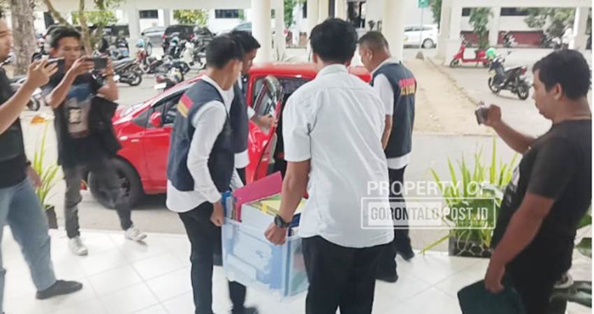 Satu Boks barang bukti (Babuk) hasil penggeledahan pemeriksaan Disreskrimsus Polda Gorontalo di kantor BKAD Kabupaten Gorontalo, kemarin (1/10). (F:Deice/Gorontalo Post)
