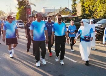 Ketua Deprov Gorontalo Thomas Mopili saat menghadiri kegiatan Bohusami Young Run 2025 yang digelar di Alun-Alun Bone Bolango, Ahad (12/10/25).