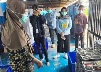 Wakil Gubernur Gorontalo Idah Syahidah Rusli Habibie saat melihat langsung proses pencucian food tray atau ompreng atau tempat MBG di SPPG Tuladenggi, Telaga Biru, Kab Gorontalo, Jumat (3/10). (Foto – Fadly/Diskominfotik)