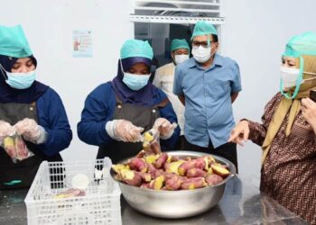 Wakil Gubernur Gorontalo Idah Syahidah Rusli Habibie saat meninjau makanan bergizi gratis yang disiapkan oleh SPPG Balahu, Kecamatan Tibawa, Kabupaten Gorontalo, Senin (20/10). (Foto – Nova/Diskominfotik)