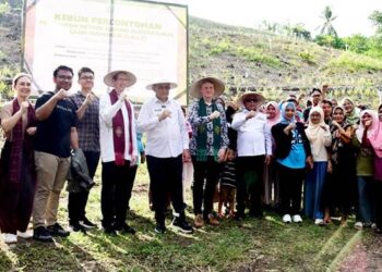 Foto bersama usai penanaman jagung program DAP di Desa Iloponu, Kecamatan Tibawa, Kabupaten Gorontalo, Rabu (22/10). (Foto : Haris/dikomin)