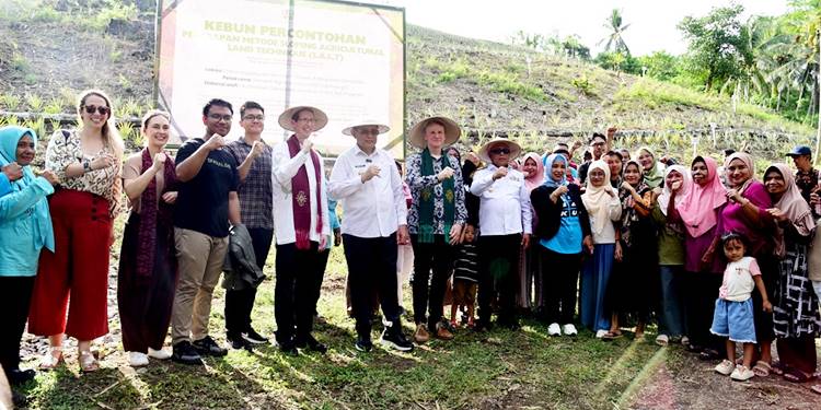 Foto bersama usai penanaman jagung program DAP di Desa Iloponu, Kecamatan Tibawa, Kabupaten Gorontalo, Rabu (22/10). (Foto : Haris/dikomin)