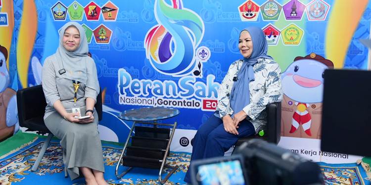 SALAM PRAMUKA - Wagub Gorontalo Idah Syahidah Rusli Habibie menjadi narasumber pertama pada Padcast Peran Saka Nasional yang ada di Media Center kompleks Buper Bongohulawa, Rabu (29/10). (foto: Nova /diskominfotik)