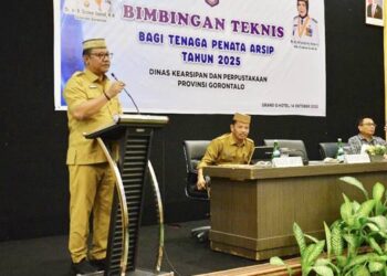 Sekda Provinsi Gorontalo Sofian Ibrahim saat memberikan sambutan pada Bimtek Tenaga Penata Arsip di Grand Q Hotel Gorontalo, Selasa (14/10). (Foto: Mila/diskominfotik)