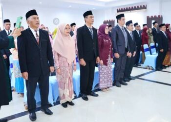 Jajaran pejabat fungsional di lingkup Pemerintah Provinsi Gorontalo yang barusaja dilantik dan diambil sumpah oleh Gubernur Gorontalo Gusnar Ismail, di aula rumah jabatan Gubernur, Senin (6/10). (Foto – Ryan/Diskominfotik)