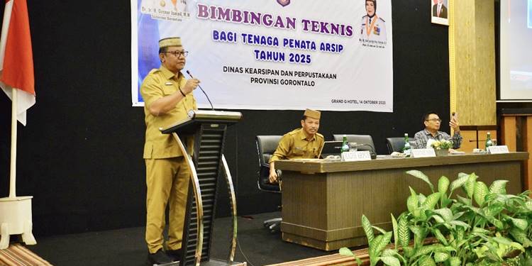 Sekda Provinsi Gorontalo Sofian Ibrahim saat memberikan sambutan pada Bimtek Tenaga Penata Arsip di Grand Q Hotel Gorontalo, Selasa (14/10). (Foto: Mila/diskominfotik)